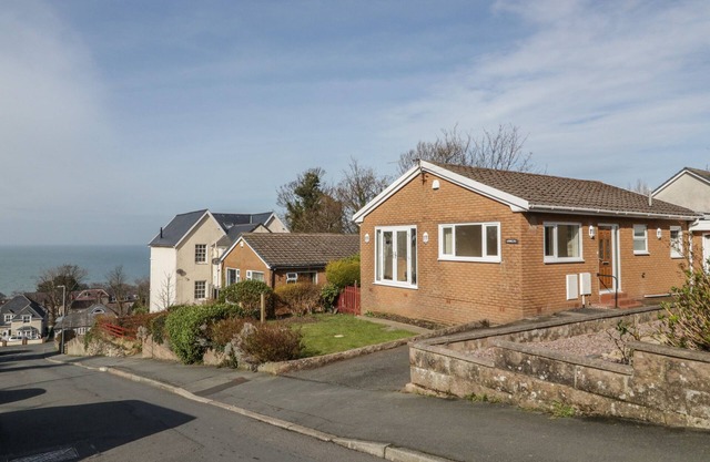 ARWELFA, pet friendly, country holiday cottage in Penmaenmawr