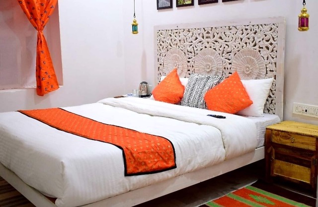 Comme mon pays natal est Jaisalmer, je veux promouvoir la culture et les traditions et les destinations de mon jaisalmer, alors j'ai commencé ce séjour chez moi. Je vis également dans mon séjour à la maison avec ma famille afin que non seulement moi, m...