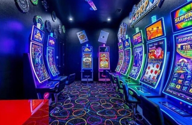 As Seen On TV Casino/Karaoke 11000 Square Foot Mansion. Spa/Golf/Arcade/11Br
