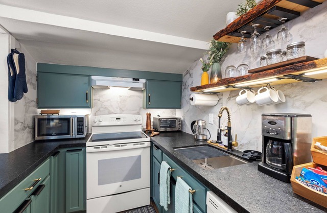 Ascend Remodeled Condo, Bear Valley Ski/Board, SnowShoeing, Cross Country