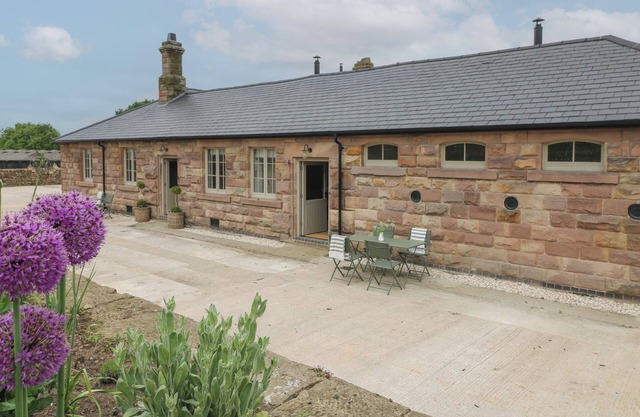 ASH COTTAGE - FOLD YARDS, romantic, with open fire in Crich