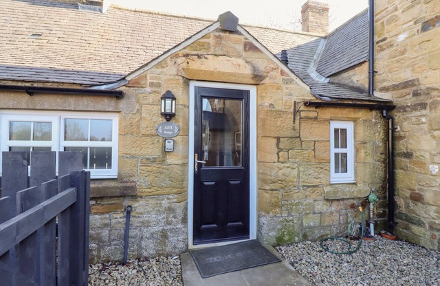 ASH COTTAGE, pet friendly, with hot tub in Warenford