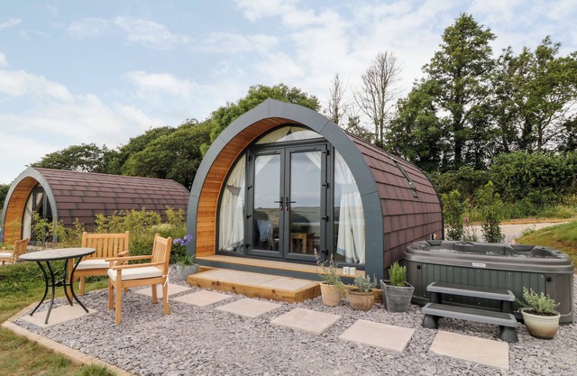 ASH, romantic, with hot tub in Saltash