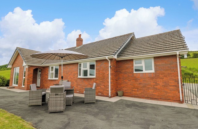 ASHDALE, family friendly, with a garden in Rhayader