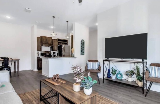 Asheville Modern King unit with Pool & Clubhouse.