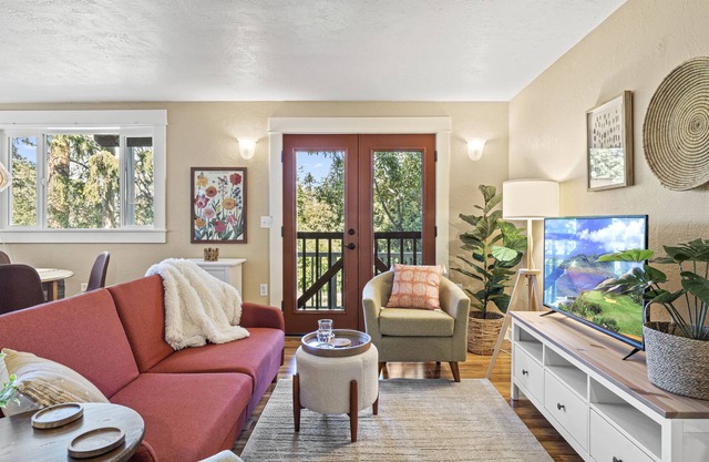 Ashland Boho-Chic with a Yard, close to downtown & hiking trails