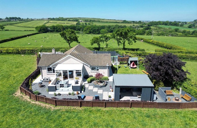 ASHLEA, family friendly, character holiday cottage in Launceston