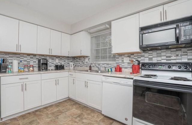Cute & Cozy Ranch Home Close to Park & More