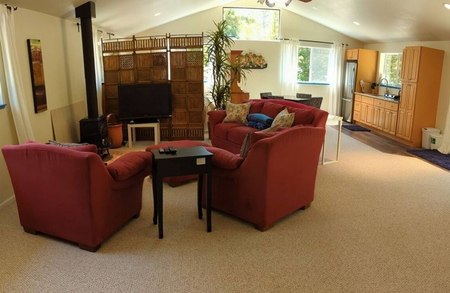 Asian-themed Queen's Loft Apartment 10 mins to the beach and downtown!