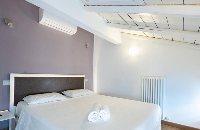 Asinelli in Bologna With 1 Bedrooms and 1 Bathrooms