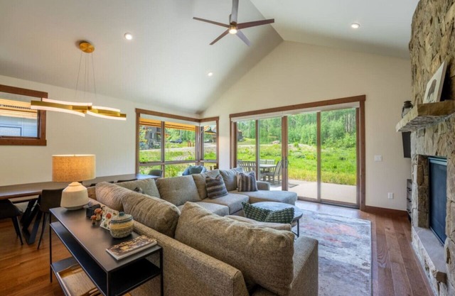 Aspen Aerie - Luxury Rental, Backs to National Forest