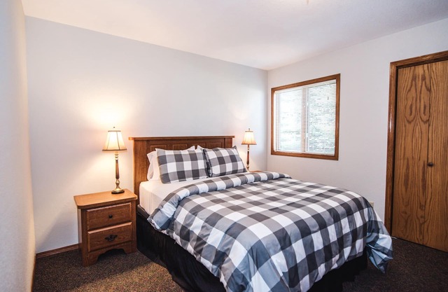 Aspen Cozy 2 Bed/2 Bath Condo Unit #8 on Golf Course with Hot tub/ Sauna/ Pool