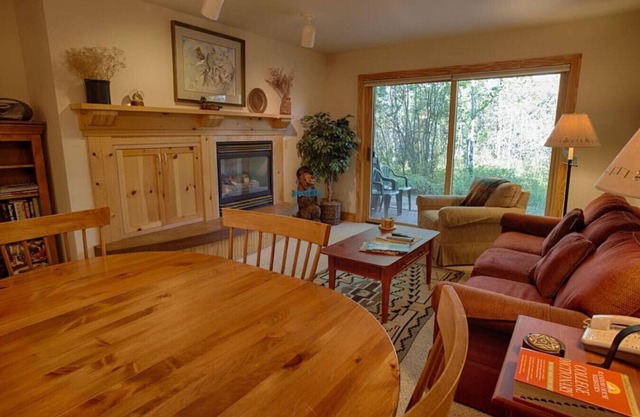 2BR Condo Ski Hill w Hot Tubs