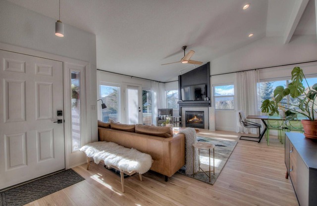 Instaworthy home, hot tub!20 mins to Breck! Across from Lake Dillon &concerts!
