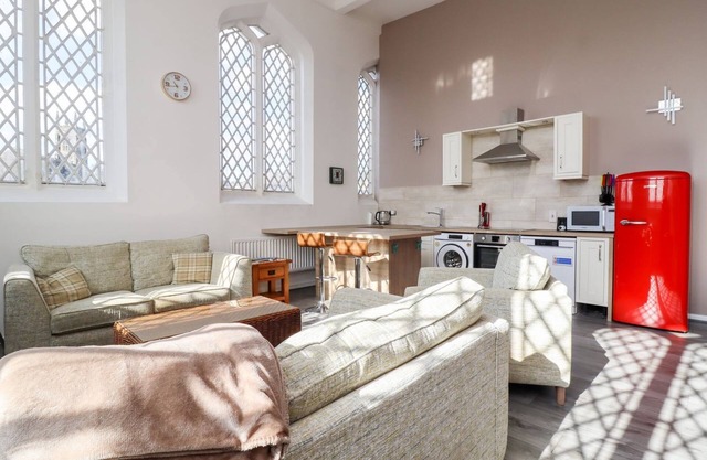 ASQUITH PENTHOUSE, character holiday cottage in Huddersfield