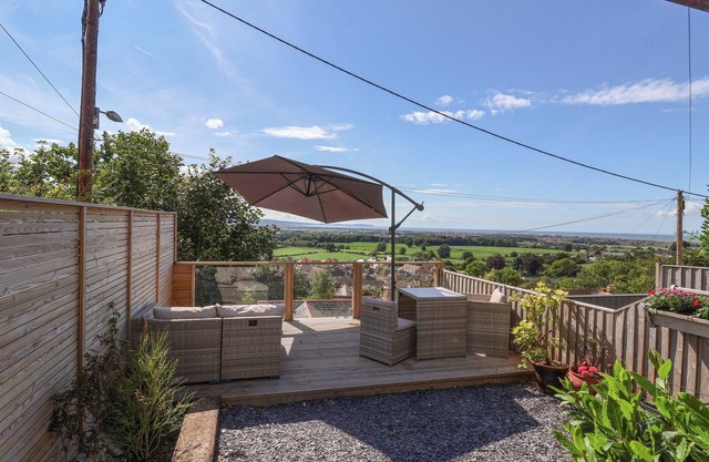 ASTER COTTAGE, pet friendly, with a garden in Dyserth