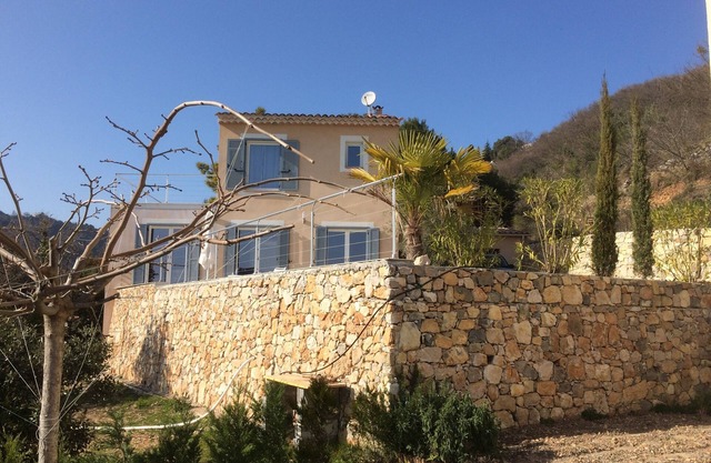 A 10 Km de Menton, magnifique vue mer Villa neuve avec piscine aux portes du Mer