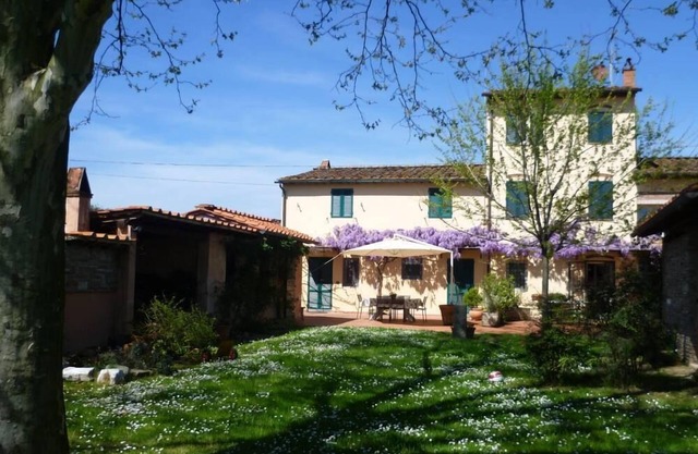 Construite dans une antique cour et complètement restructurée, la maison se trouve plongée dans le calme de la campagne à 3 minutes par les Murs de Lucques qui entourent