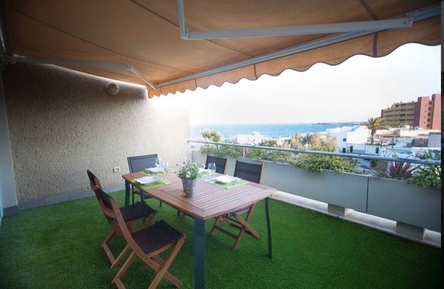 Au niveau de la mer et surplombant la plage. Appartement avec terrasse et 8 heures de soleil