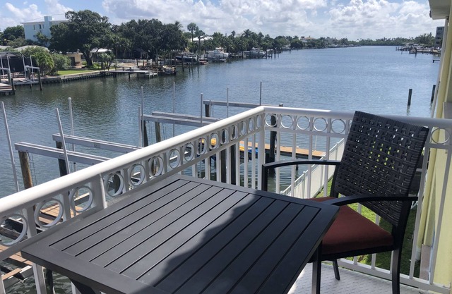 Beautiful Waterfront Tranquil Beach Condo 1 min walk to Beach