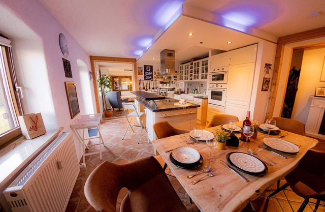 At the foot of the Alps ❖ 10 minutes from Salzburg ❖ Garden ❖ Sauna ❖ Home cinema