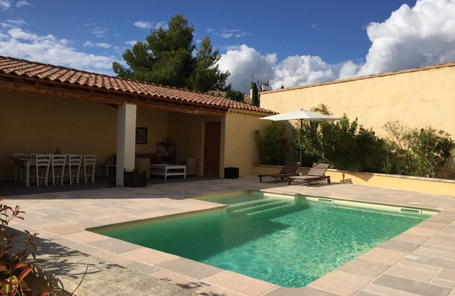 Au pied du Luberon, belle maison provençale avec piscine, et vue sur le Luberon