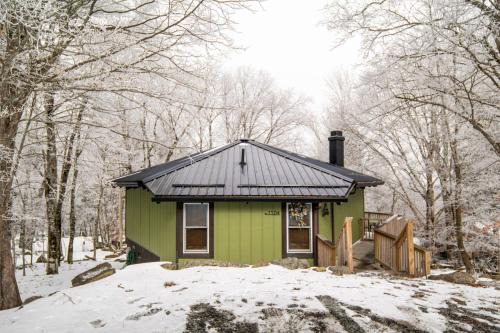 At The Ski Resort Entrance, Gas Fireplace, Deck, Firepit,
