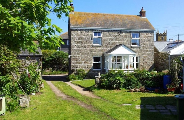 A l'extrémité de la Cornouaille ,charmant cottage de pêcheur typique