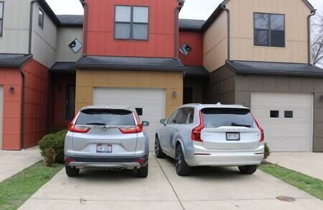 Athens city townhouse, 3 bedrooms, 2.5 baths, FREE Wi-Fi, FREE Parking, Deck, 18