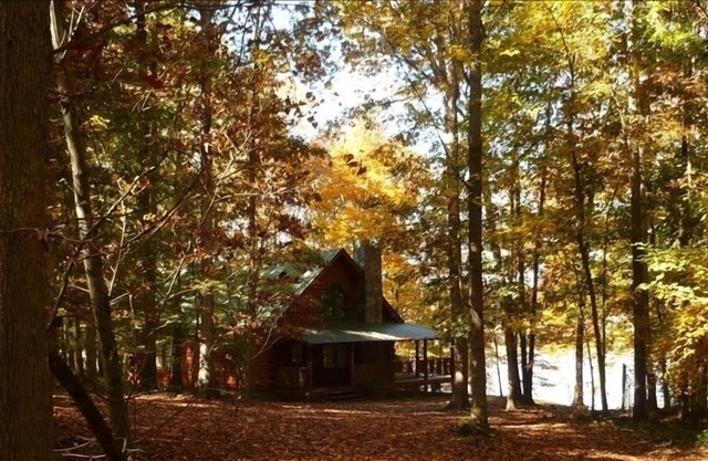 Athènes Log Cabin Getaway - Lac privé, feu de camp, sérénité