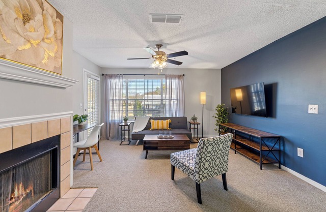 UGA Retreat: pool, Gym, 3-BR Haven, Sleeps 8.