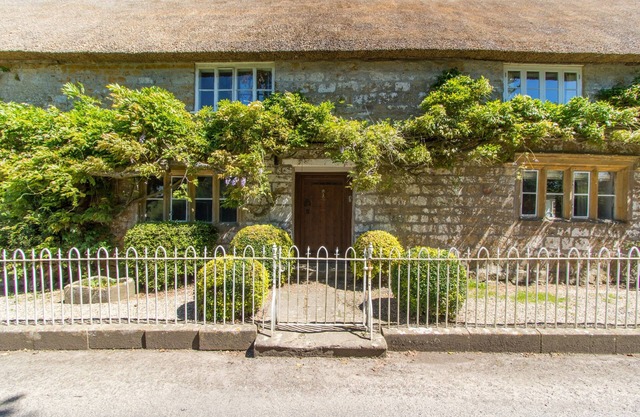 Atherstone Farmhouse - ferme au toit de chaume peut accueillir 10 personnes dans 4 chambres