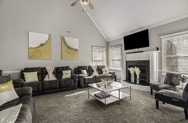 Atlanta 9 private Bedrooms with 4k TVs, 13 Beds, Master on Main Floor 4000 sq ft