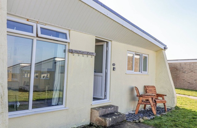 ATLANTIC ESCAPE, pet friendly, with pool in Widemouth Bay