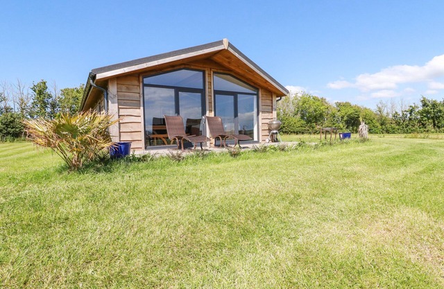 ATLANTIC LODGE, family friendly, with a garden in Bude