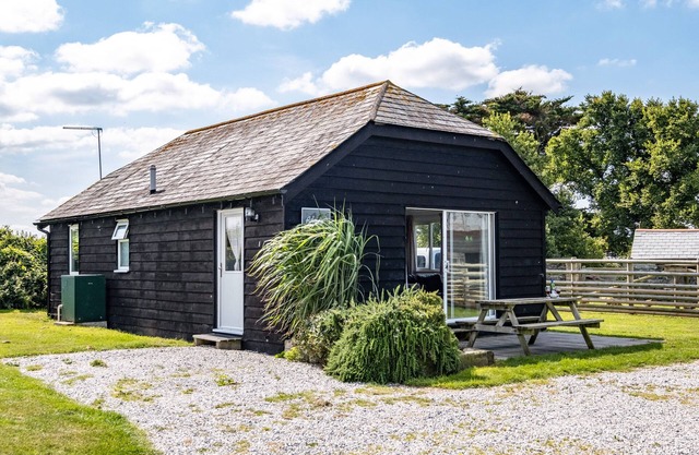 ATLANTIC LODGE, pet friendly, with a garden in Port Isaac