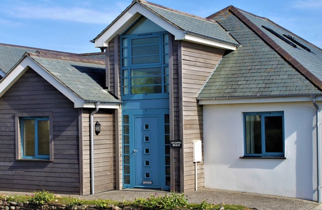 ATLANTIC REACH, pet friendly, with open fire in Widemouth Bay