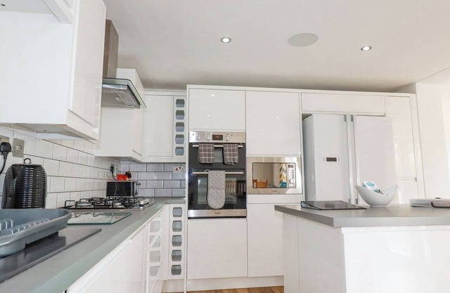 ATLANTIC SUNSET, pet friendly, character holiday cottage in Newquay