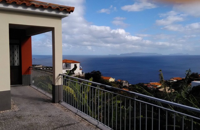 Vue de l'Atlantique avec voiture et vélo gratuits.