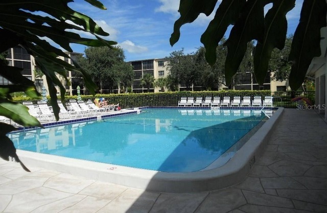 ATTENTION SNOWBIRDS-ESCAPE AND RELAX IN THIS BEAUTIFUL SETTING!