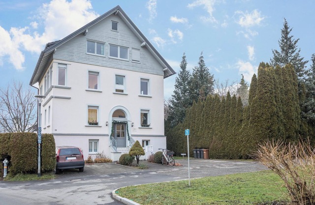 Appartement mansardé "Tasoli" avec vue sur les montagnes et balcon.