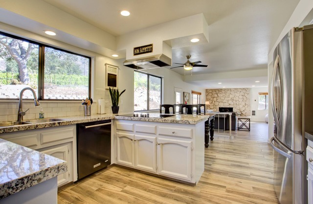 Attractive Modern 4 Bedroom 3 Bath Home 10 personnes max. Absolument pas de fêtes
