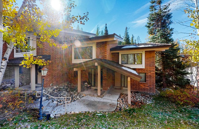 Attractive Townhouse Close to Lift w/Private Washer/Dryer, WiFi, Deck, Fireplace