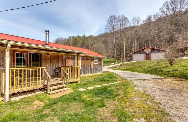 Mountain Escape: Firepit, Trails & Scenic Views