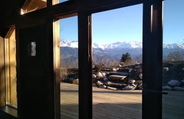 Atypical chalet with green roof at 1000 M, breathtaking mountain views!