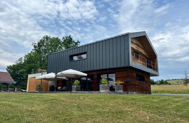 MAISON ATYPIQUE avec Piscine et Spa en pleine campagne à 15 minutes d' Annecy