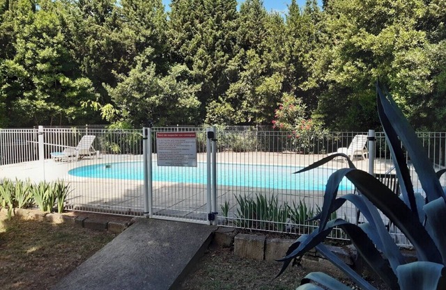 Au cœur des Alpilles Appart Rdc Jardin et Piscine