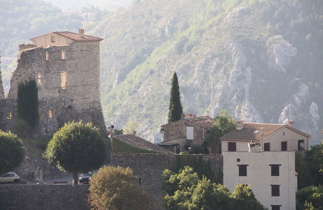 Au Pied du Château. Studio au coeur du village médiéval de Gréolières.