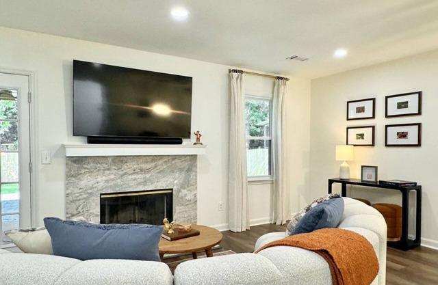 Modern 3 bedroom townhouse in Auburn near downtown restaurants, campus and golf.