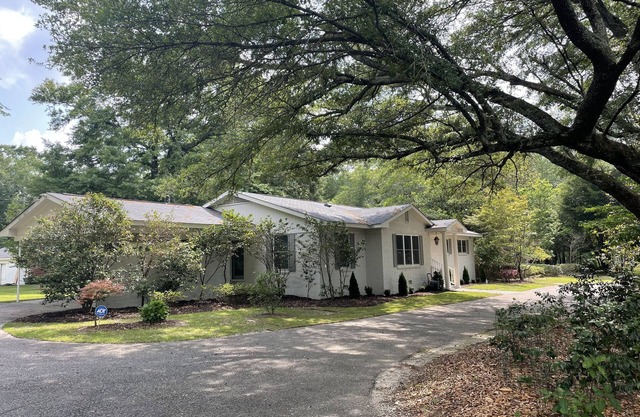 AUBURN CAMELLIA HOUSE! Game Day - w/rsvd downtown football parking, Graduations!